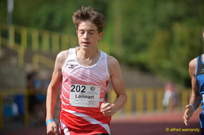 Eine junge Person mit der Startnummer 202 konzentriert sich auf den Lauf beim Walfried-Heinz-Sportfest der TG Konz im Saar-Mosel-Stadion in Konz.