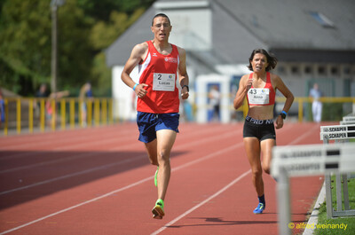 Zwei Aktive ziehen ihre Runden auf der Bahn beim Walfried-Heinz-Sportfest der TG Konz im Saar-Mosel-Stadion in Konz.