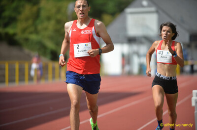 Zwei Aktive laufen dicht hintereinander über die Bahn beim Walfried-Heinz-Sportfest der TG Konz im Saar-Mosel-Stadion in Konz.