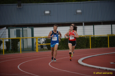 Zwei Aktive kämpfen in der Kurve der Rundbahn um die Position beim Walfried-Heinz-Sportfest der TG Konz im Saar-Mosel-Stadion in Konz.