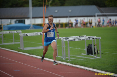 Eine Person beißt sich allein auf der Rundbahn durch beim Walfried-Heinz-Sportfest der TG Konz im Saar-Mosel-Stadion in Konz.