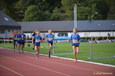 Mehrere Kinder laufen im Pulk über die Rundbahn beim Walfried-Heinz-Sportfest der TG Konz im Saar-Mosel-Stadion in Konz.
