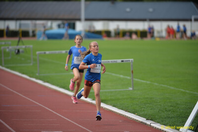 Zwei Kinder laufen auf der Rundbahn beim Walfried-Heinz-Sportfest der TG Konz im Saar-Mosel-Stadion in Konz.