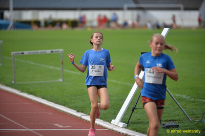 Zwei Aktive kämpfen auf der Laufbahn beim Walfried-Heinz-Sportfest der TG Konz im Saar-Mosel-Stadion in Konz.