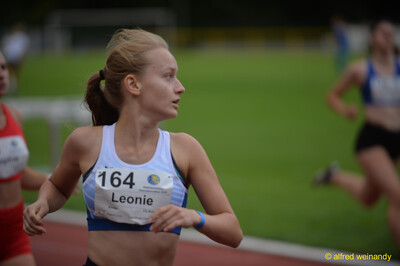 Eine Person mit Startnummer 164 läuft im Rennen über die Laufbahn beim Walfried-Heinz-Sportfest der TG Konz im Saar-Mosel-Stadion in Konz.