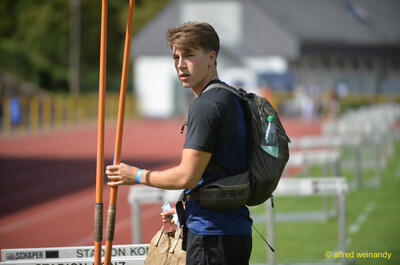 Eine junge Person trägt zwei Speere zum Wettkampf, beim Walfried-Heinz-Sportfest der TG Konz im Saar-Mosel-Stadion in Konz.