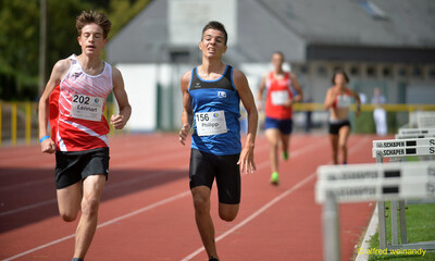 Zwei junge Aktive sprinten im Endspurt nebeneinander über die Bahn, beim Walfried-Heinz-Sportfest der TG Konz im Saar-Mosel-Stadion in Konz.