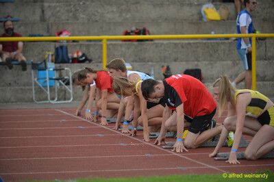 Kinder gehen in den Startblöcken auf der Bahn in Startposition beim Walfried-Heinz-Sportfest der TG Konz im Saar-Mosel-Stadion in Konz.