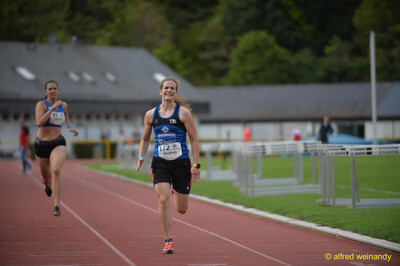 Zwei Aktive sprinten auf der Bahn dem Ziel entgegen beim Walfried-Heinz-Sportfest der TG Konz im Saar-Mosel-Stadion in Konz.