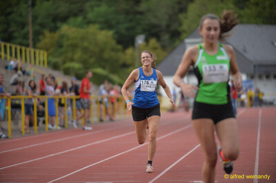 Zwei Aktive sprinten im Endspurt über die Rundbahn beim Walfried-Heinz-Sportfest der TG Konz im Saar-Mosel-Stadion in Konz.