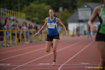 Eine Person sprintet über die Rundbahn ins Ziel beim Walfried-Heinz-Sportfest der TG Konz im Saar-Mosel-Stadion in Konz.