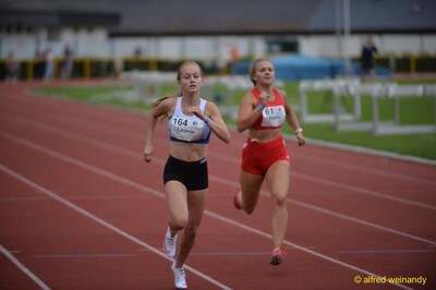 Zwei Aktive laufen nebeneinander über die Rundbahn beim Walfried-Heinz-Sportfest der TG Konz im Saar-Mosel-Stadion in Konz.
