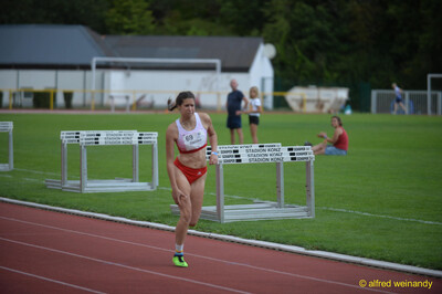 Eine Person läuft im Sprint über die Rundbahn beim Walfried-Heinz-Sportfest der TG Konz im Saar-Mosel-Stadion in Konz.