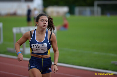 Eine Person sprintet über die Rundbahn beim Walfried-Heinz-Sportfest der TG Konz im Saar-Mosel-Stadion in Konz.