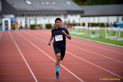 Eine jugendliche Person läuft im Sprint über die Rundbahn beim Walfried-Heinz-Sportfest der TG Konz im Saar-Mosel-Stadion in Konz.