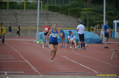 Eine Person sprintet mit vollem Einsatz über die rote Laufbahn beim Walfried-Heinz-Sportfest der TG Konz im Saar-Mosel-Stadion in Konz.
