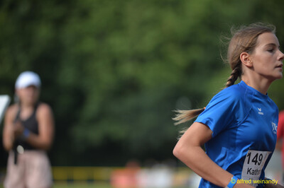 Eine Person läuft konzentriert und zügig über die Laufbahn beim Walfried-Heinz-Sportfest der TG Konz im Saar-Mosel-Stadion in Konz.