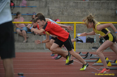 Mehrere Jugendliche starten explosiv aus den Startblöcken zum Sprint beim Walfried-Heinz-Sportfest der TG Konz im Saar-Mosel-Stadion in Konz.