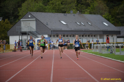 Vier Aktive sprinten nebeneinander auf der Bahn beim Walfried-Heinz-Sportfest der TG Konz im Saar-Mosel-Stadion in Konz.