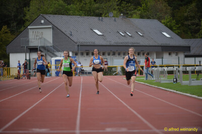 Vier Aktive sprinten über die Zielgerade beim Walfried-Heinz-Sportfest der TG Konz im Saar-Mosel-Stadion in Konz.