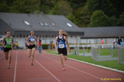 Drei Aktive im Zielsprint auf der Bahn beim Walfried-Heinz-Sportfest der TG Konz im Saar-Mosel-Stadion in Konz.