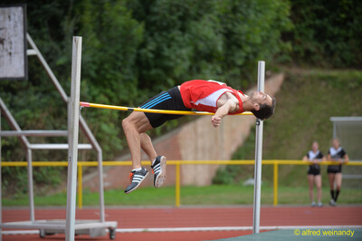 Eine Person steht auf der Laufbahn beim Walfried-Heinz-Sportfest der TG Konz im Saar-Mosel-Stadion in Konz.