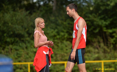 Die Übungsleitung und ein Mitglied im Gespräch beim Walfried-Heinz-Sportfest der TG Konz im Saar-Mosel-Stadion in Konz.