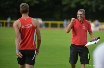 Zwei Personen freuen sich lachend abseits der Wettkampffläche beim Walfried-Heinz-Sportfest der TG Konz im Saar-Mosel-Stadion in Konz.