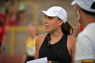 Eine Person mit weißer Kappe und Headset ist im Helferdienst beim Walfried-Heinz-Sportfest der TG Konz im Saar-Mosel-Stadion in Konz.
