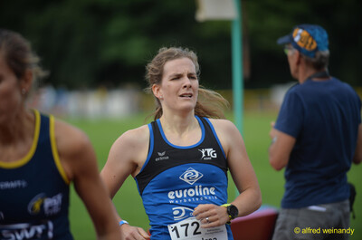Eine Person mit Startnummer 172 steht sichtlich erschöpft im Stadion beim Walfried-Heinz-Sportfest der TG Konz im Saar-Mosel-Stadion in Konz.