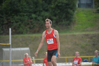 Eine Person mit Startnummer 999 geht lächelnd über den Sportplatz beim Walfried-Heinz-Sportfest der TG Konz im Saar-Mosel-Stadion in Konz.