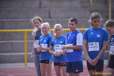 Eine Gruppe Kinder mit Startnummern steht nebeneinander aufgereiht beim Walfried-Heinz-Sportfest der TG Konz im Saar-Mosel-Stadion in Konz.
