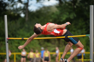 Eine Person überquert im Flop-Stil die Hochsprunglatte beim Walfried-Heinz-Sportfest der TG Konz im Saar-Mosel-Stadion in Konz.