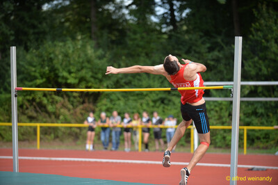 Eine Person springt im Flop-Stil über die Hochsprunglatte beim Walfried-Heinz-Sportfest der TG Konz im Saar-Mosel-Stadion in Konz.