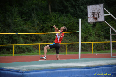 Eine Person setzt am Hochsprungständer zum Absprung an beim Walfried-Heinz-Sportfest der TG Konz im Saar-Mosel-Stadion in Konz.