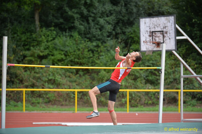 Eine Person lehnt sich beim Absprung an der Hochsprunglatte zurück beim Walfried-Heinz-Sportfest der TG Konz im Saar-Mosel-Stadion in Konz.