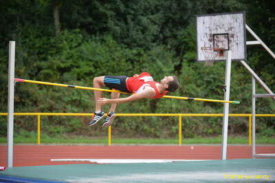 Eine Person schwebt in Flop-Technik flach über der Latte beim Walfried-Heinz-Sportfest der TG Konz im Saar-Mosel-Stadion in Konz.