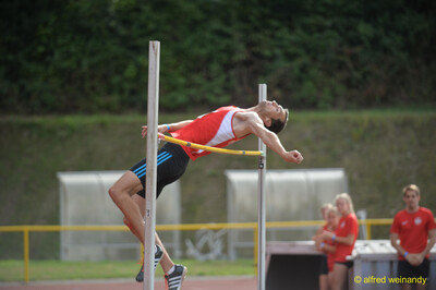 Eine Person überquert in Flop-Technik rücklings die Hochsprunglatte beim Walfried-Heinz-Sportfest der TG Konz im Saar-Mosel-Stadion in Konz.