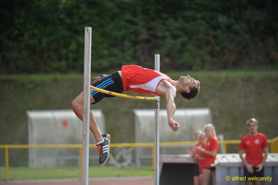 Eine Person biegt sich in der Flop-Brücke waagerecht über die Hochsprunglatte beim Walfried-Heinz-Sportfest der TG Konz im Saar-Mosel-Stadion in Konz.