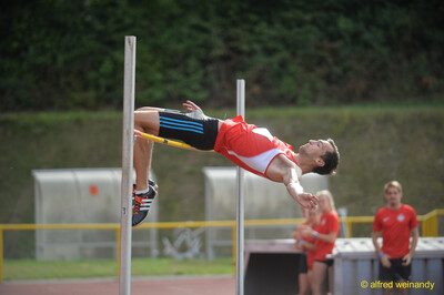Eine Person überstreckt sich rücklings über die Hochsprunglatte beim Walfried-Heinz-Sportfest der TG Konz im Saar-Mosel-Stadion in Konz.