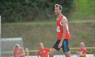 Eine Person geht nach dem Sprung durch den Hochsprung-Bereich beim Walfried-Heinz-Sportfest der TG Konz im Saar-Mosel-Stadion in Konz.