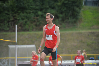 Eine Person steht bereit im Hochsprung-Bereich neben den Ständern beim Walfried-Heinz-Sportfest der TG Konz im Saar-Mosel-Stadion in Konz.