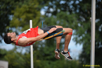 Eine Person biegt sich beim Fosbury-Flop über die Latte beim Walfried-Heinz-Sportfest der TG Konz im Saar-Mosel-Stadion in Konz.