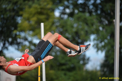 Eine Person schwingt die Beine über die Latte beim Walfried-Heinz-Sportfest der TG Konz im Saar-Mosel-Stadion in Konz.