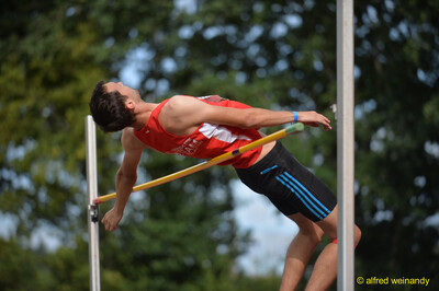 Eine Person geht im Fosbury-Flop über die Latte beim Walfried-Heinz-Sportfest der TG Konz im Saar-Mosel-Stadion in Konz.