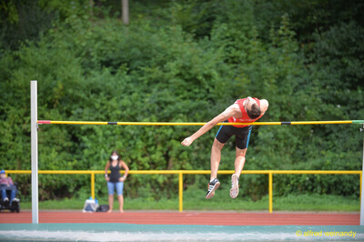 Eine Person überquert in Rückenlage die Latte beim Walfried-Heinz-Sportfest der TG Konz im Saar-Mosel-Stadion in Konz.