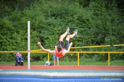 Eine Person landet nach dem Flop auf der Matte beim Walfried-Heinz-Sportfest der TG Konz im Saar-Mosel-Stadion in Konz.