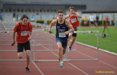 Mehrere Aktive sprinten beim Hürdenrennen über die Bahn beim Walfried-Heinz-Sportfest der TG Konz im Saar-Mosel-Stadion in Konz.