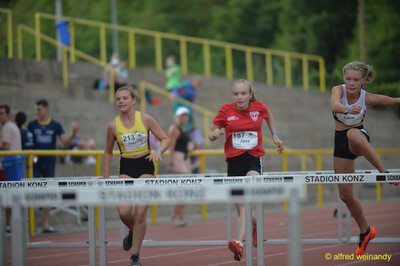 Drei Aktive überlaufen die Hürden auf der Bahn beim Walfried-Heinz-Sportfest der TG Konz im Saar-Mosel-Stadion in Konz.
