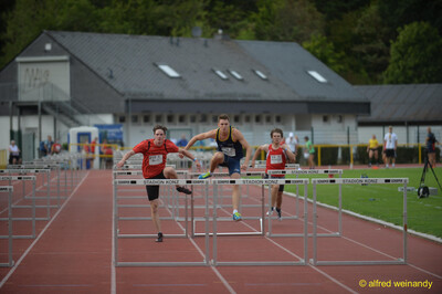 Drei Aktive überqueren gleichzeitig die Hürden auf der Laufbahn beim Walfried-Heinz-Sportfest der TG Konz im Saar-Mosel-Stadion in Konz.